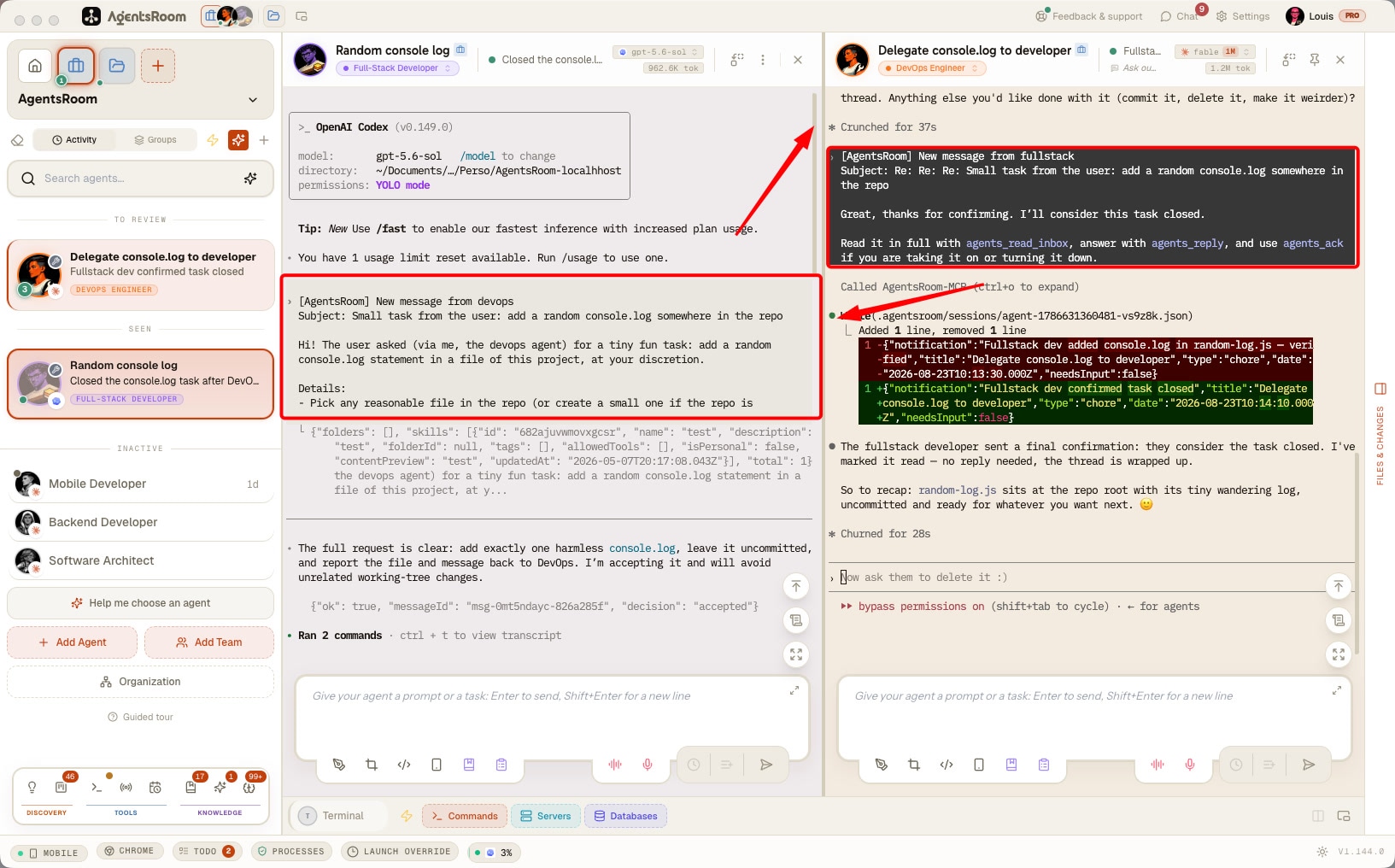 Vista affiancata di AgentsRoom con due agenti di codice IA, ogni terminale mostra il messaggio ricevuto dall'altro agente
