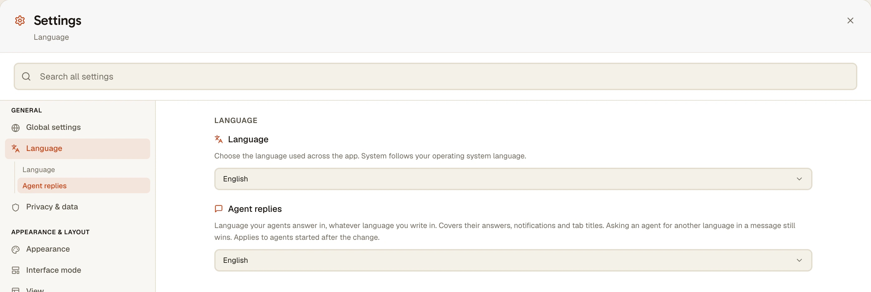 AgentsRoom: Pengaturan > Bahasa > Balasan agen Settings AgentsRoom, bagian Language: pemilih Language untuk antarmuka aplikasi dan, di bawahnya, pemilih Agent replies yang diatur ke English, dengan teks bantuannya