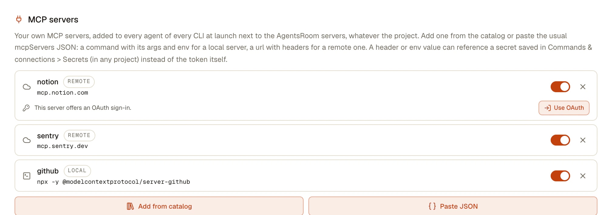 MCP-Server in AgentsRoom: eine Liste für Claude Code, Codex und jedes Agent-CLI AgentsRoom-Einstellungen, Agent behavior, MCP servers: drei Server, die jedem Agenten jedes CLI übergeben werden, notion (Remote, This server offers an OAuth sign-in, Use OAuth), sentry (Remote) und github (Local, npx), jeder mit seinem Schalter und einem Button zum Entfernen, über Add from catalog und Paste JSON