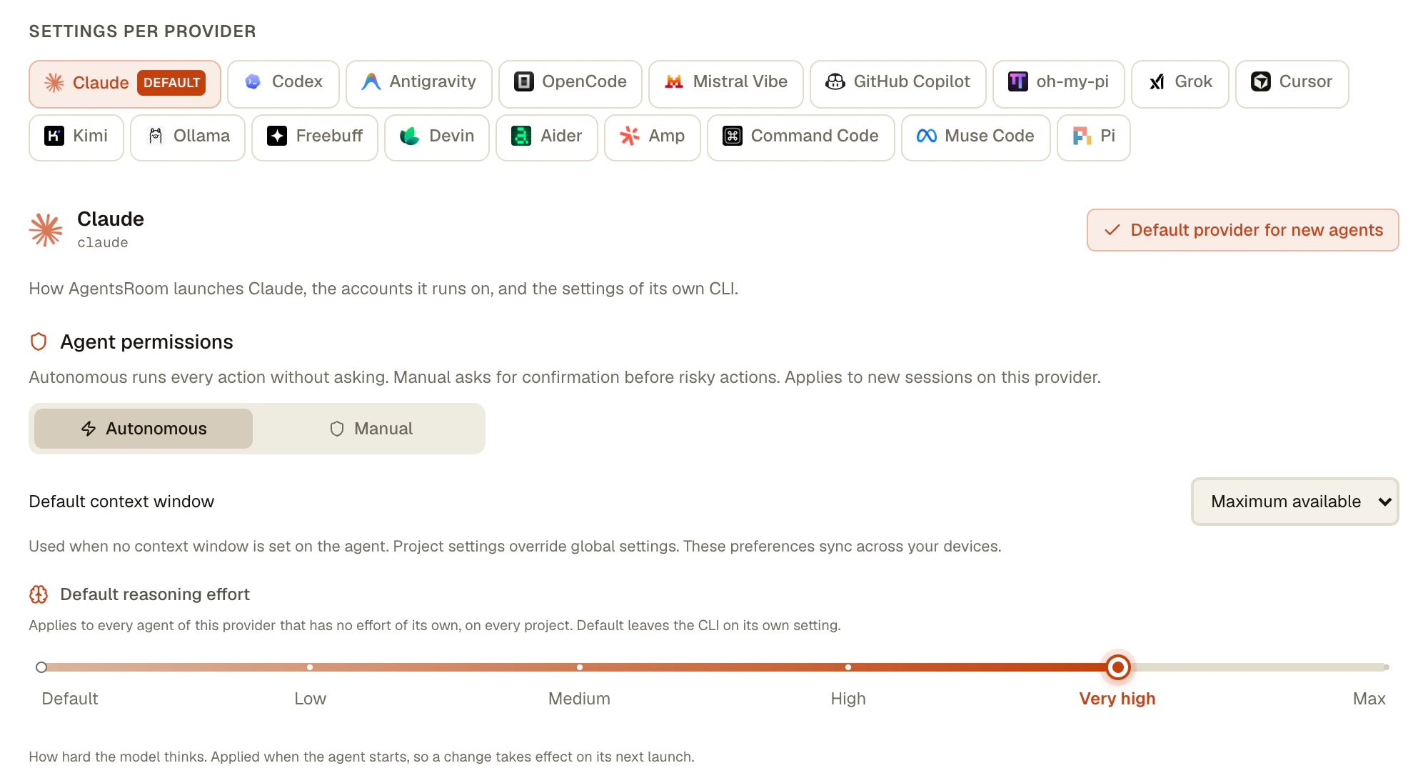 Standard-Denkaufwand für Claude Code in den AgentsRoom-Einstellungen > KI-Provider AgentsRoom-Einstellungen, AI providers, Tab Claude: der Schieberegler Default reasoning effort auf Very high, zwischen Default, Low, Medium, High und Max, unter Agent permissions und Default context window