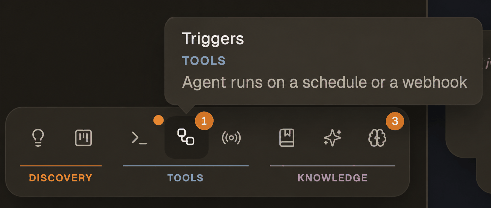 Die Werkzeugauswahl von AgentsRoom, mit einem Tooltip auf dem Triggers-Symbol, der „Agent runs on a schedule or a webhook“ anzeigt.