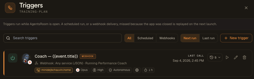 Die Trigger-Liste von AgentsRoom, mit der Zeile „Coach · {{event.title}}“, dem Webhook-Label, der Quelle „Any service (JSON)“, dem Projekt Running Performance Coach und den Agenten-Einstellungen: Modell Opus, hoher Aufwand, autonomer Modus, Browser an.