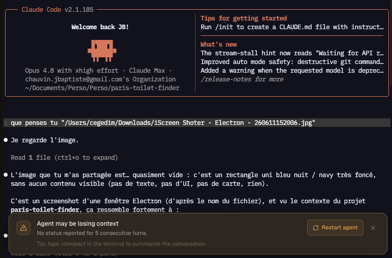 AgentsRoom context canary warning: an AI coding agent has stopped reporting its status for five consecutive turns, a sign of context rot and degradation, with a one-click Restart agent button and a tip to type /compact to summarize the conversation