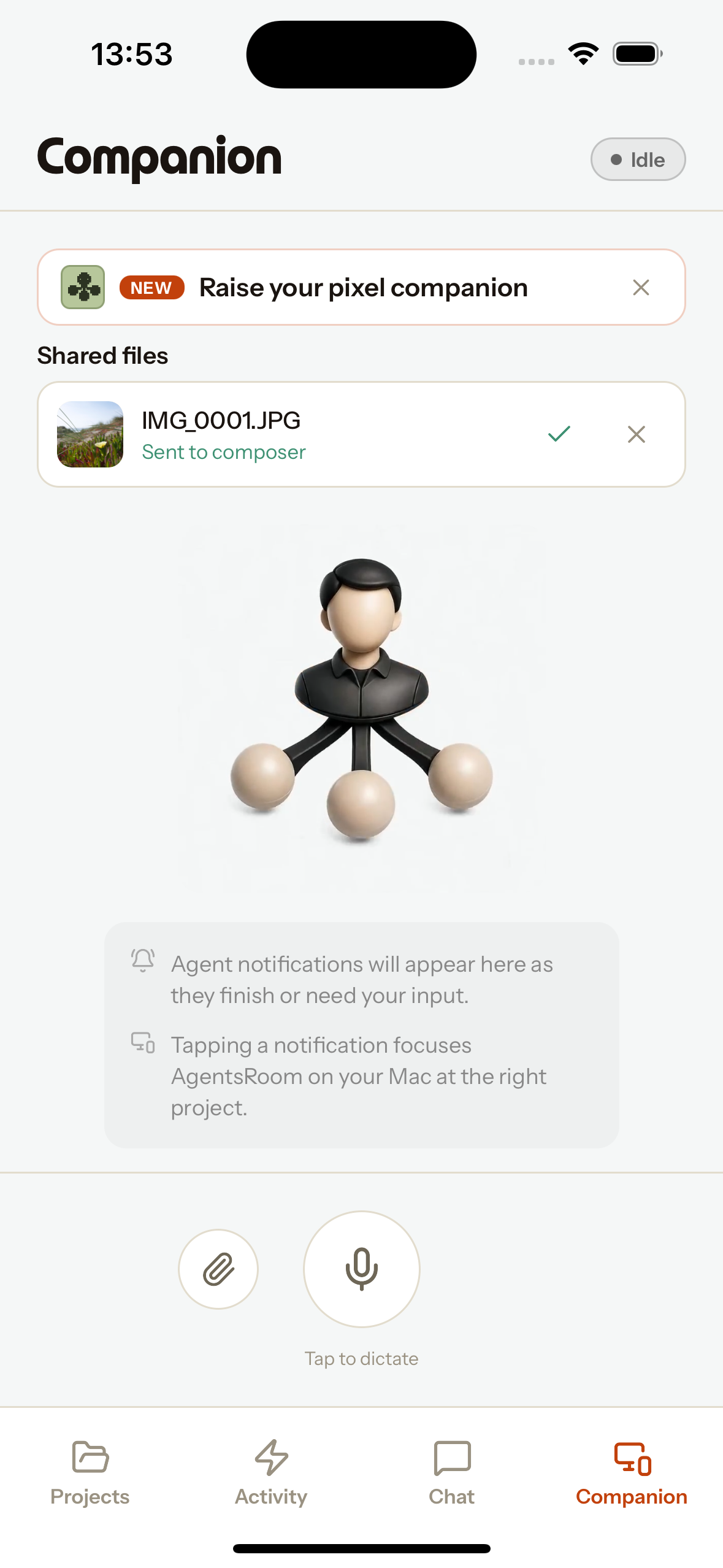 AgentsRoom Mobile Companion-Bildschirm: eine geteilte Datei, die an den Desktop-Composer gesendet wird, ein Mikrofon-Button zum Diktieren und ein Büroklammer-Button, um ein Foto oder eine Datei anzuhängen