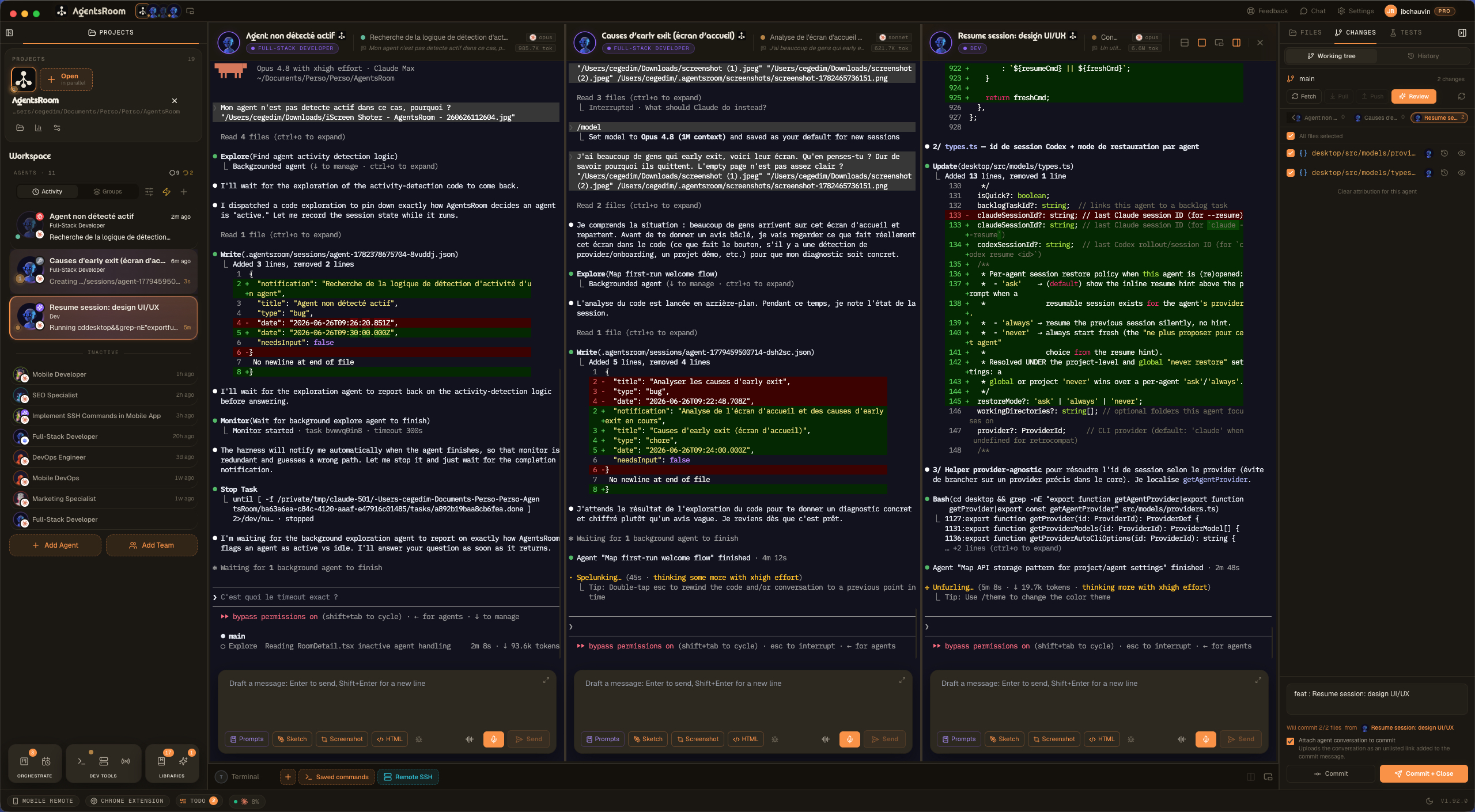 AgentsRoom split view のスクリーンショット：3体の AI エージェントを分割ペインに並べて表示、並列で動く Claude Code、Codex、Gemini セッション、ペインごとのロールカラーとステータス、マルチペインの分割画面